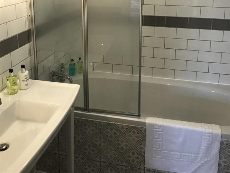 No.16 Hotel Seaham Luaran gambar A shower enclosure with a sliding door