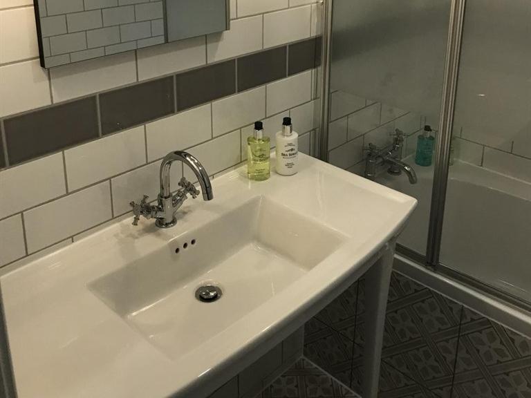 No.16 Hotel Seaham Luaran gambar Bathroom in a hotel