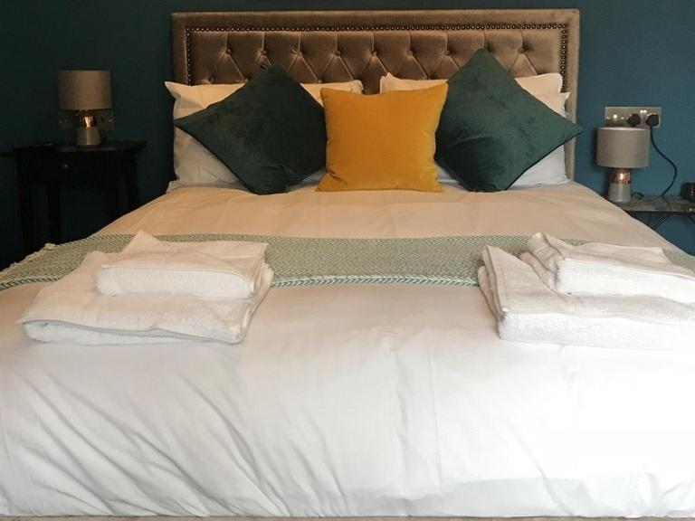 No.16 Hotel Seaham Bilik gambar A bed with a headboard