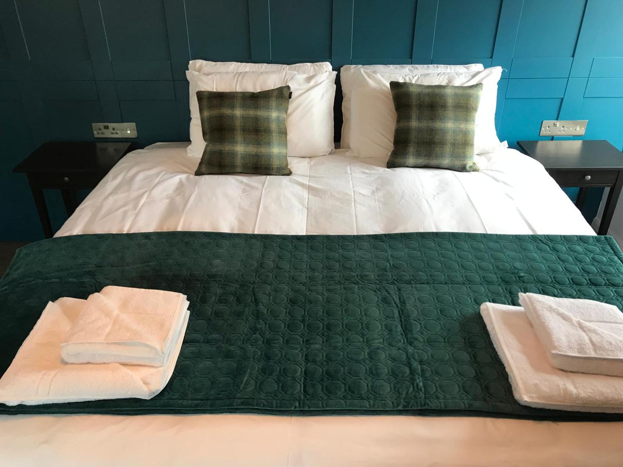 No.16 Hotel Seaham Bilik gambar A bed with a bed runner